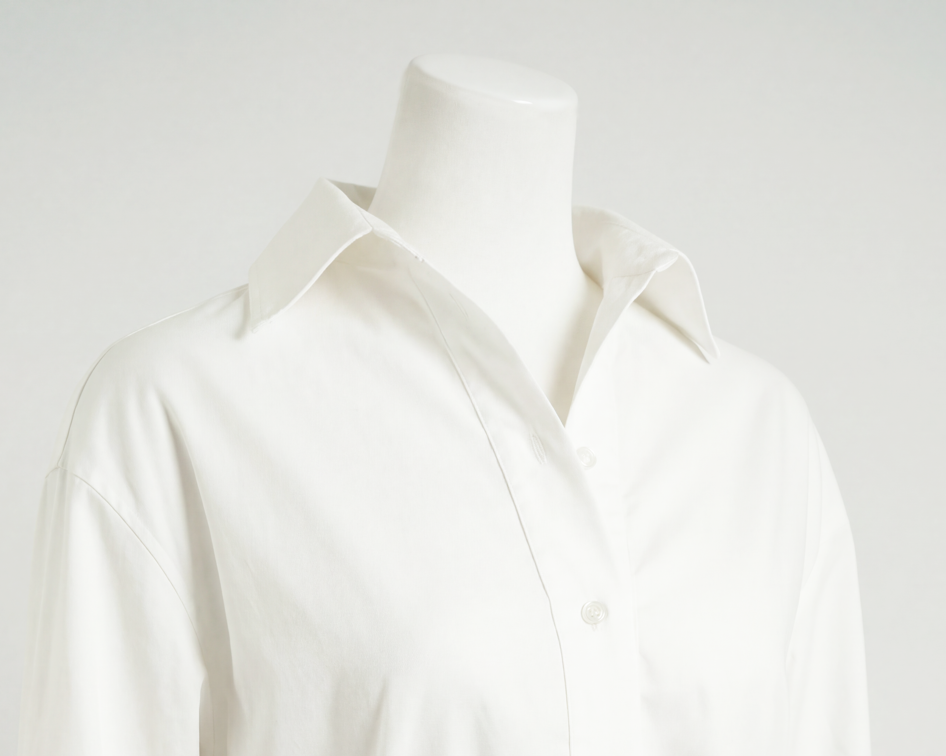 Close-up of LA CAMICIA OTTANTA by ORNELLA COLICCHIO on a mannequin, highlighting the wide collar, stitching and tailored construction