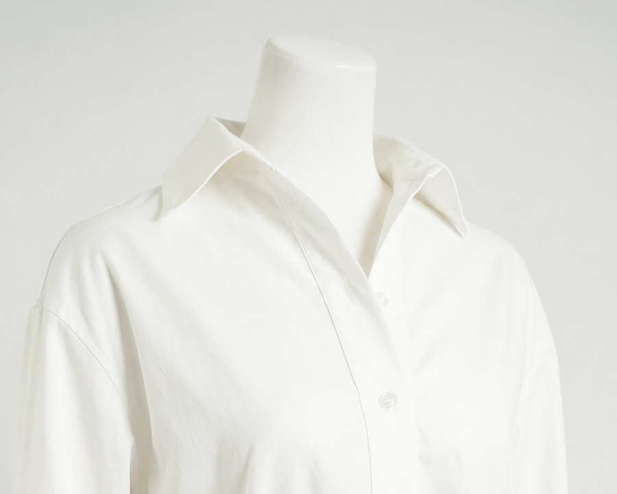 Close-up of LA CAMICIA OTTANTA by ORNELLA COLICCHIO on a mannequin, highlighting the wide collar, stitching and tailored construction