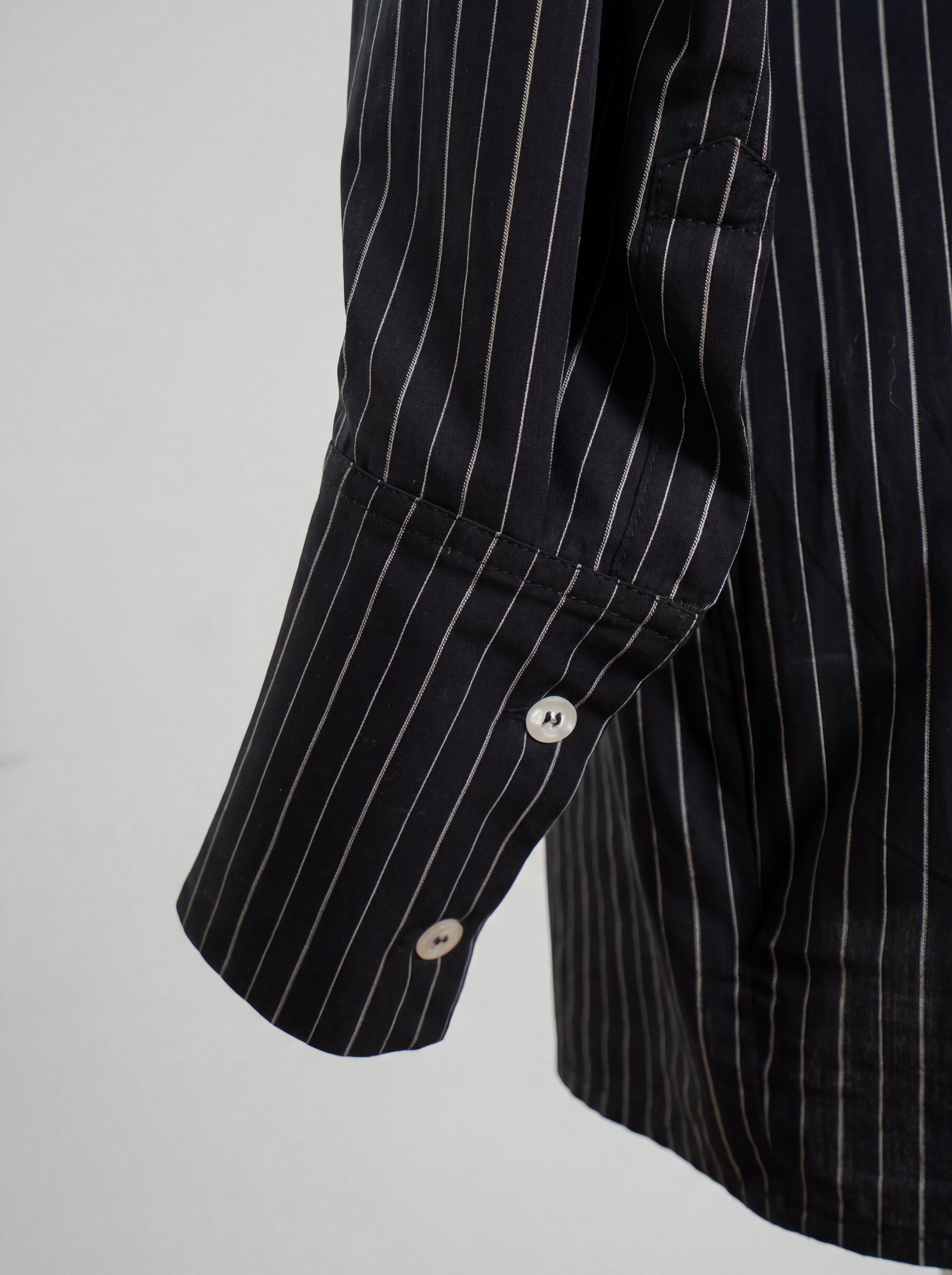 Back detail shot of L’ABITO CAMICIA SPALLE SCOLPITE by ORNELLA COLICCHIO highlighting the cuff construction, buttons, stitching and craftsmanship