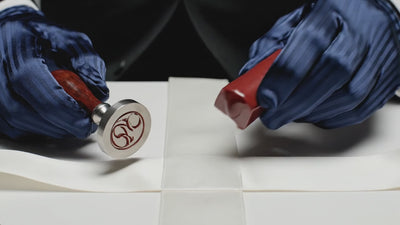 Wachsstempel mit dem Logo des Unternehmens Ornella Colicchio